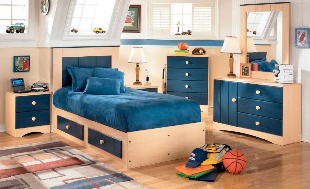 Habitación clásica en tonos madera y azul