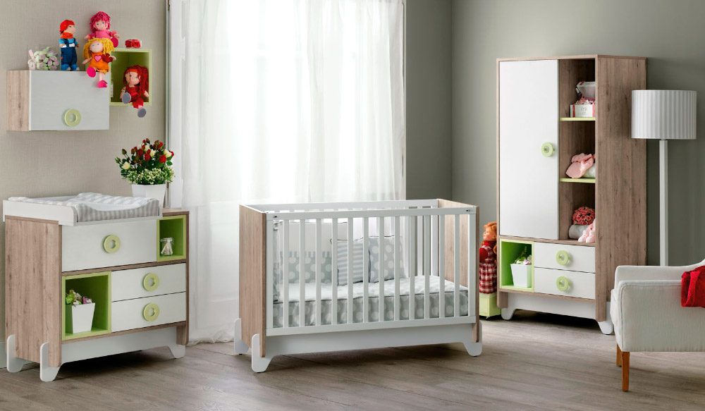 Habitación de bebé moderna en tonos madera
