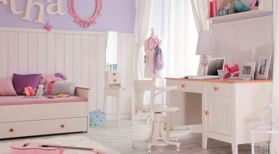 Habitación infantil clásica con muebles blancos