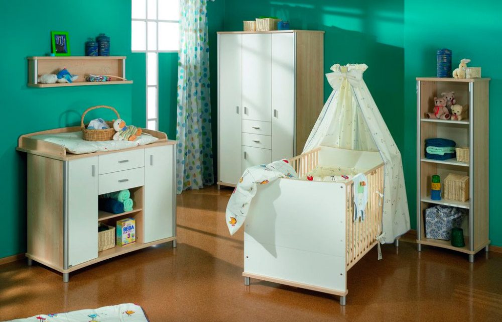 Habitación para bebés con accesorios funcionales