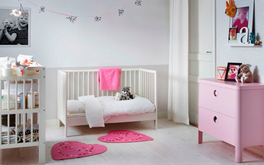 Habitación clásica con detalles en rosa pastel
