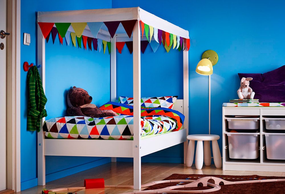 Habitación decorada con una cama con banderines