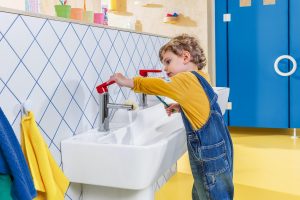 Combinaciones de colores para decorar cuartos de baño infantiles