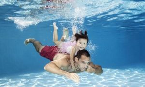 Cómo enseñar a nadar a un niño: trucos y ejercicios