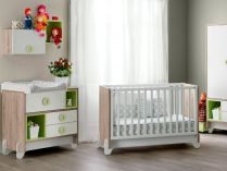 Habitación de bebé moderna en tonos madera
