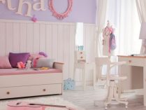 Habitación infantil clásica con muebles blancos