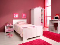 Habitación rosa con muebles para niña